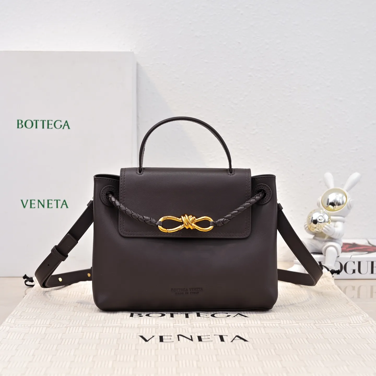 Batch 2060 #Bv New Small Ciao Ciao Handbag Who carried the cute little Ciao Ciao out on the street❣️Made of Dutch Silky Calf calfskin ~ silky to the touch. The leather is thick, and the suede lining is soft and comfortable. The relaxed feeling of stacked smooth leather, the representative woven element shoulder strap, and the perfect embellishment of golden buckles💥The unique bag shape is casual and exquisite, and super practical☄️Carry Ciao Ciao to accompany you in various occasions, and be the most stylish you🎀 Size: 26x19x10.5 Style No. 5835#